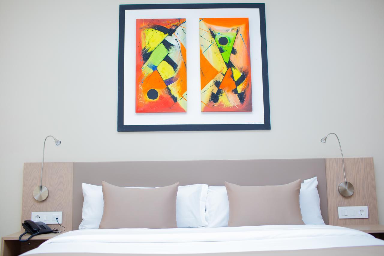 Fly Hotel Либревил Екстериор снимка