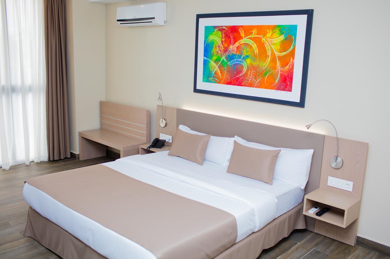 Fly Hotel Либревил Екстериор снимка