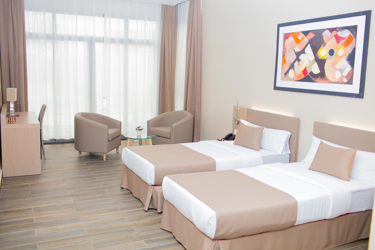 Fly Hotel Либревил Екстериор снимка