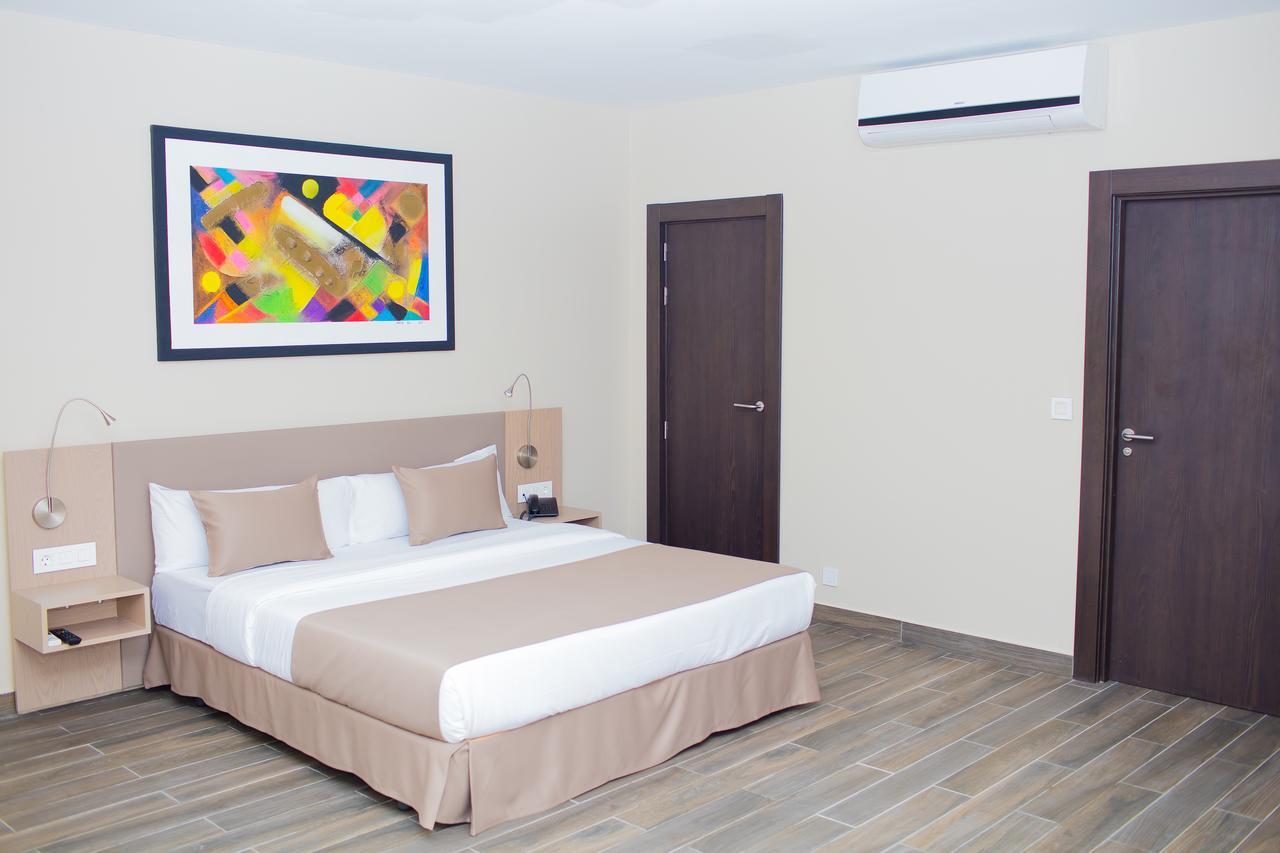 Fly Hotel Либревил Екстериор снимка