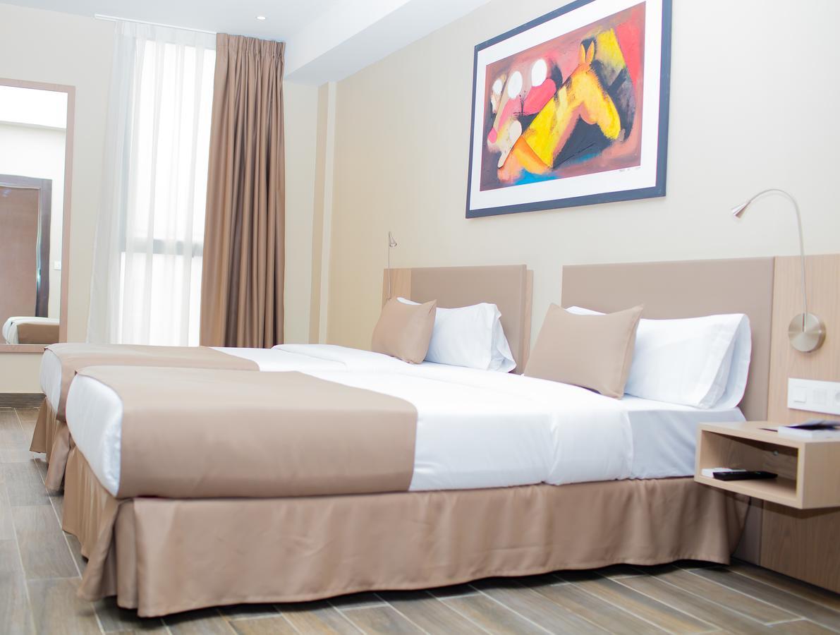 Fly Hotel Либревил Екстериор снимка