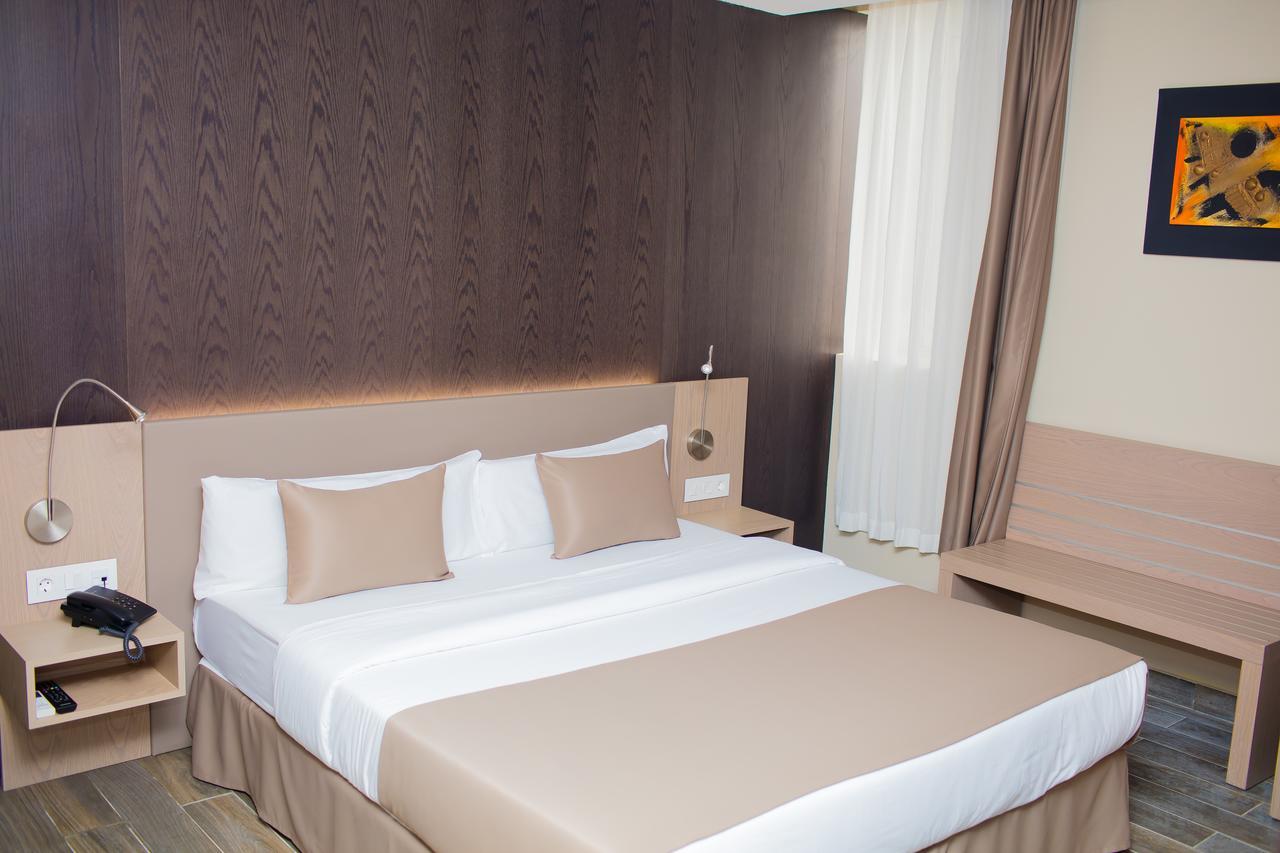 Fly Hotel Либревил Екстериор снимка