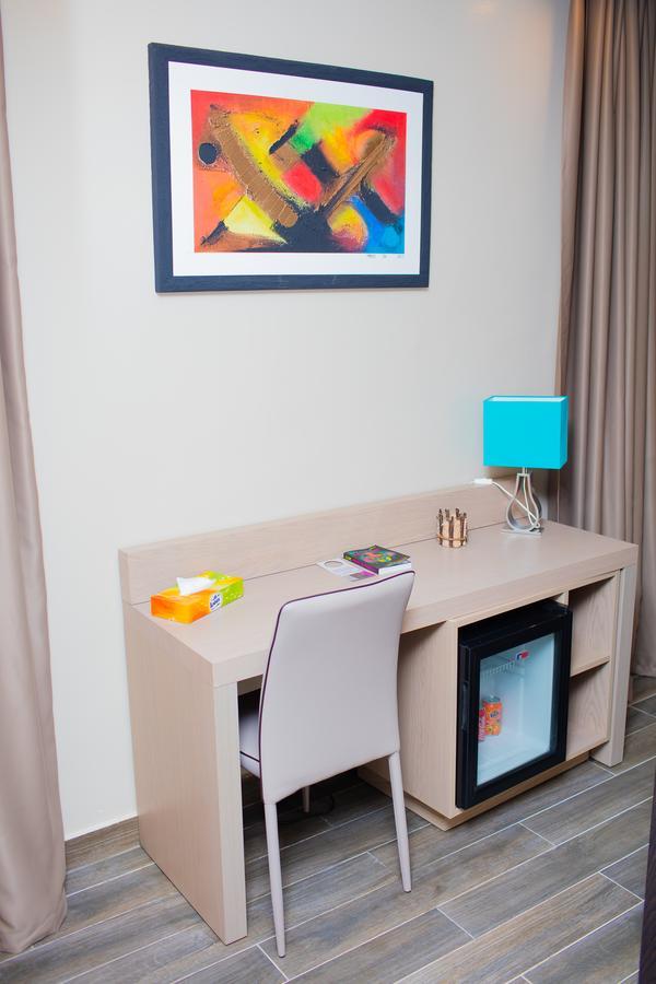 Fly Hotel Либревил Екстериор снимка