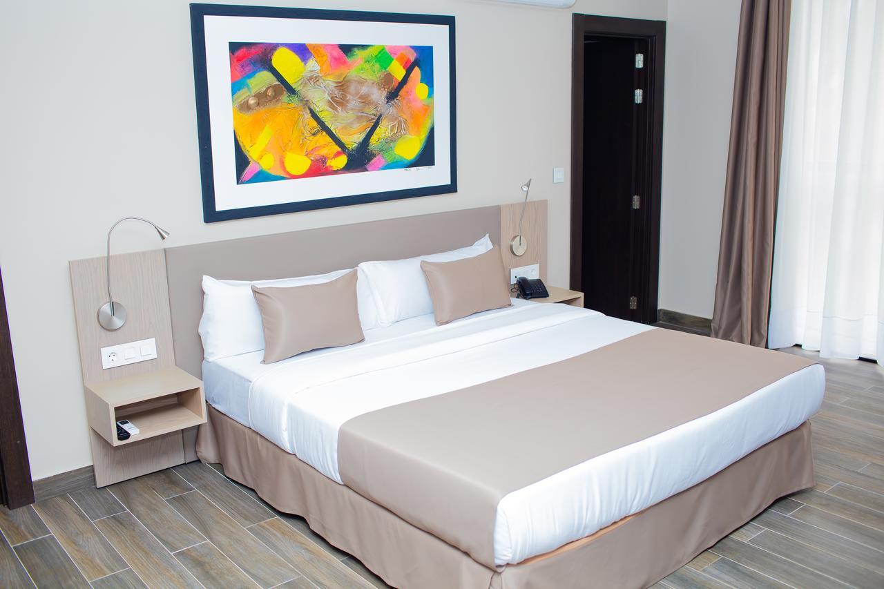 Fly Hotel Либревил Екстериор снимка
