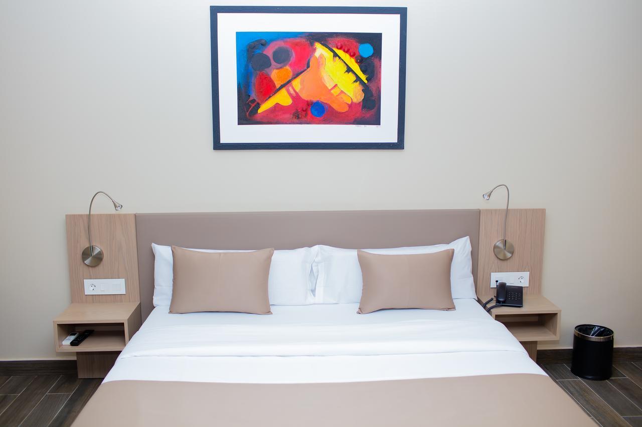 Fly Hotel Либревил Екстериор снимка