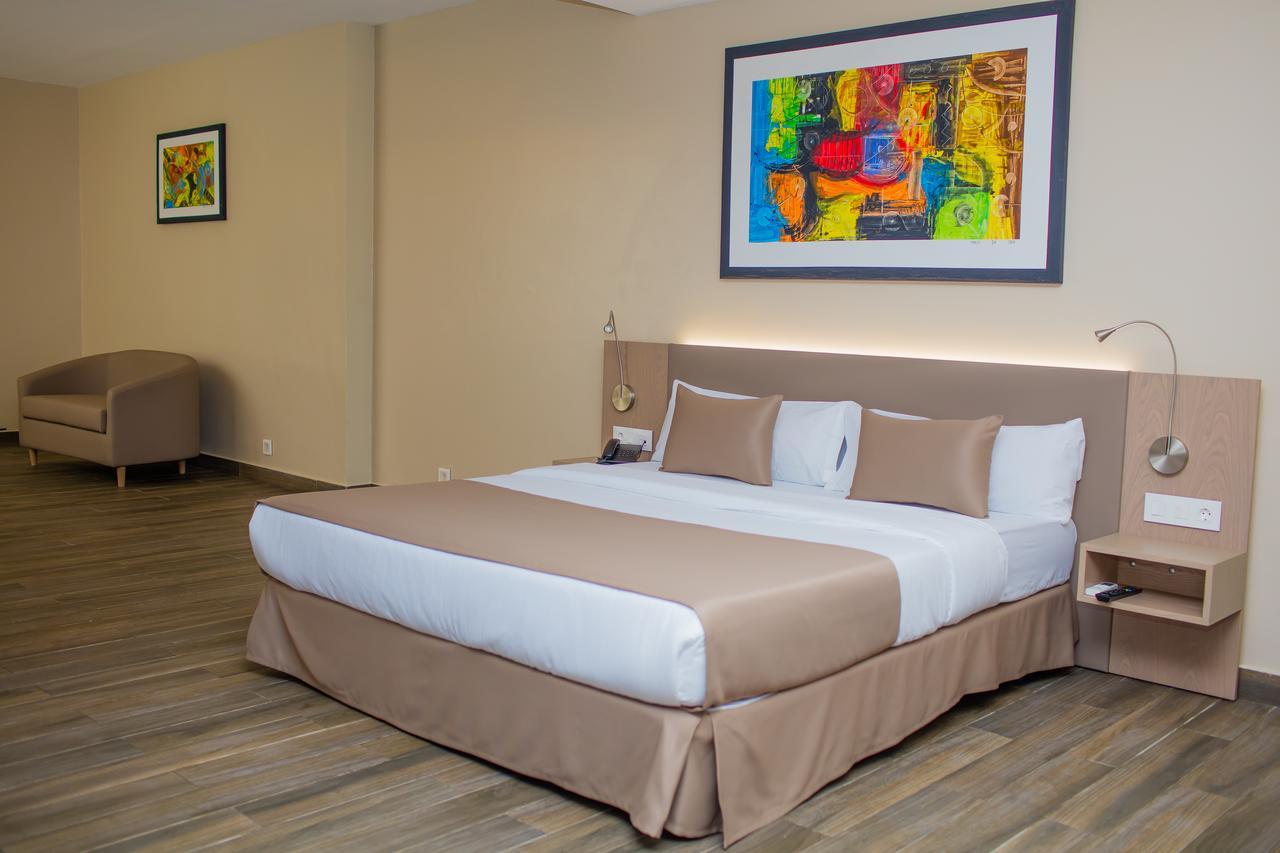 Fly Hotel Либревил Екстериор снимка