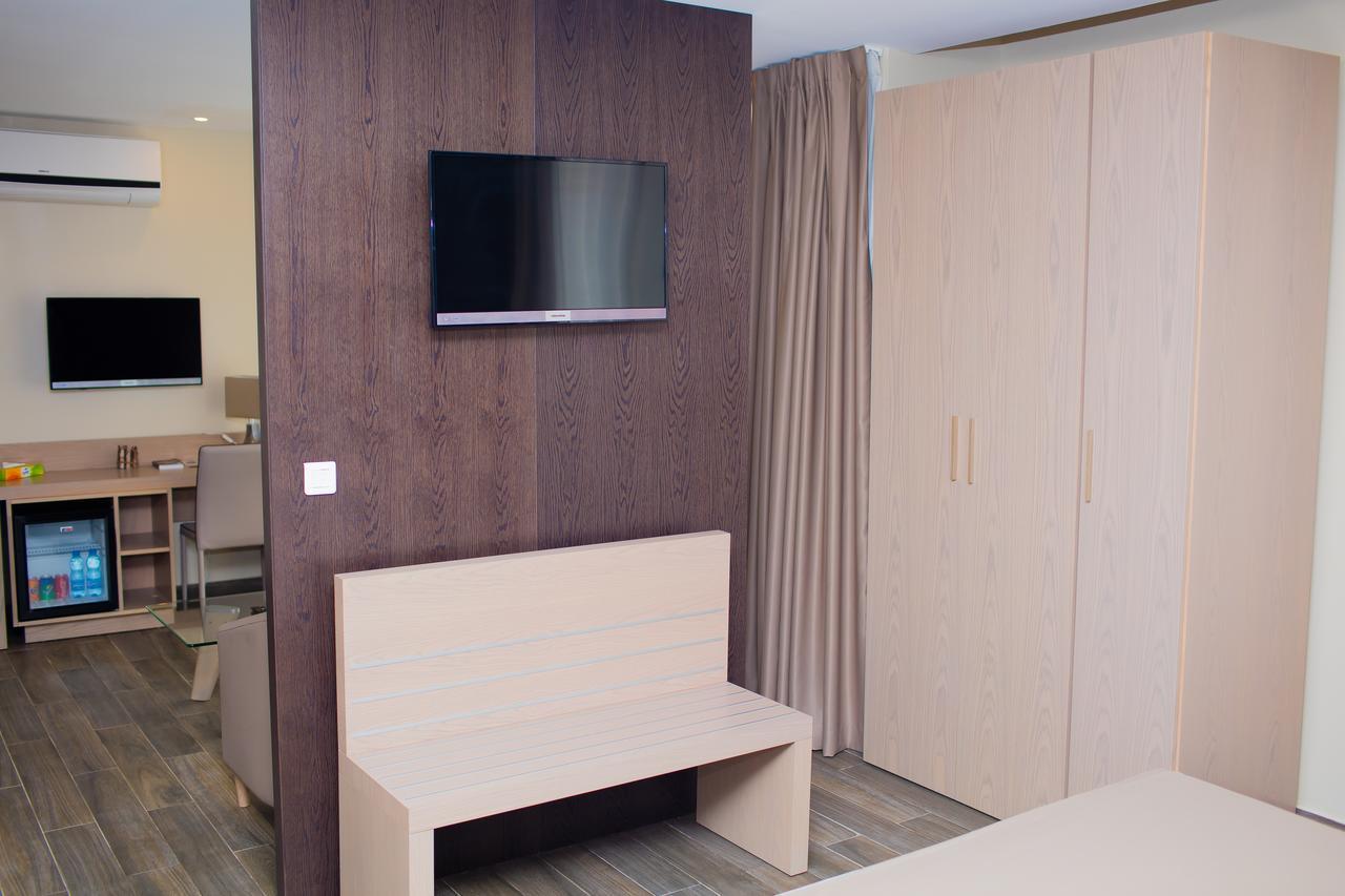Fly Hotel Либревил Екстериор снимка