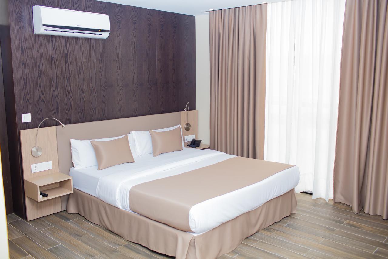 Fly Hotel Либревил Екстериор снимка