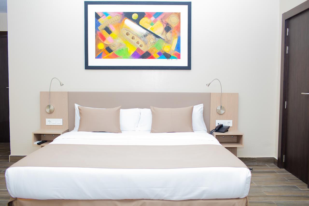 Fly Hotel Либревил Екстериор снимка