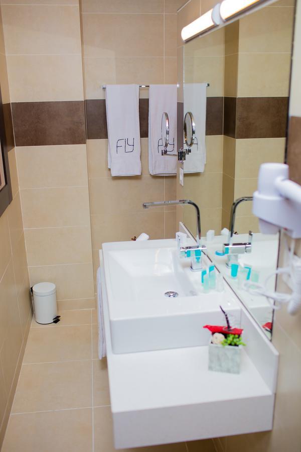 Fly Hotel Либревил Екстериор снимка