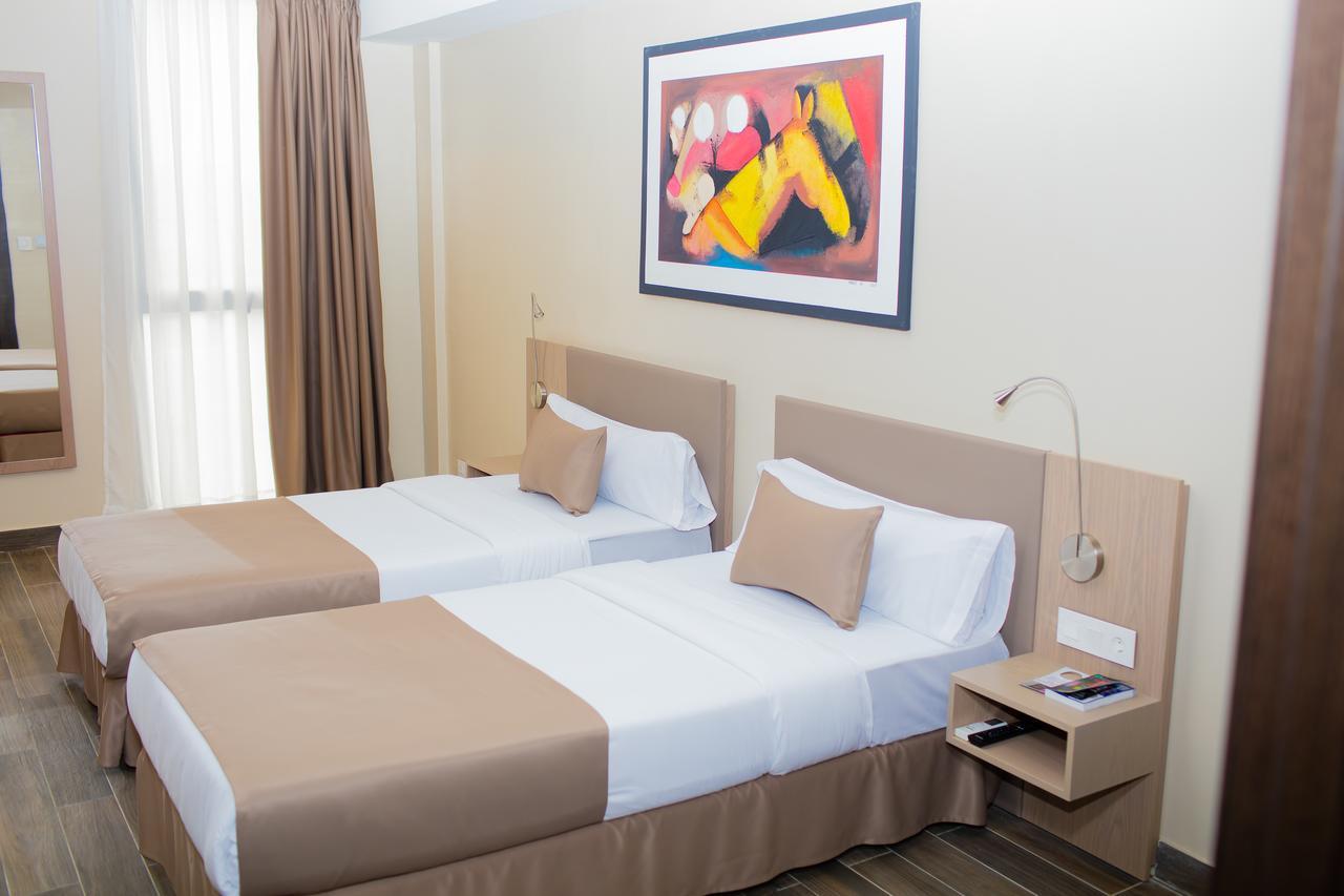 Fly Hotel Либревил Екстериор снимка