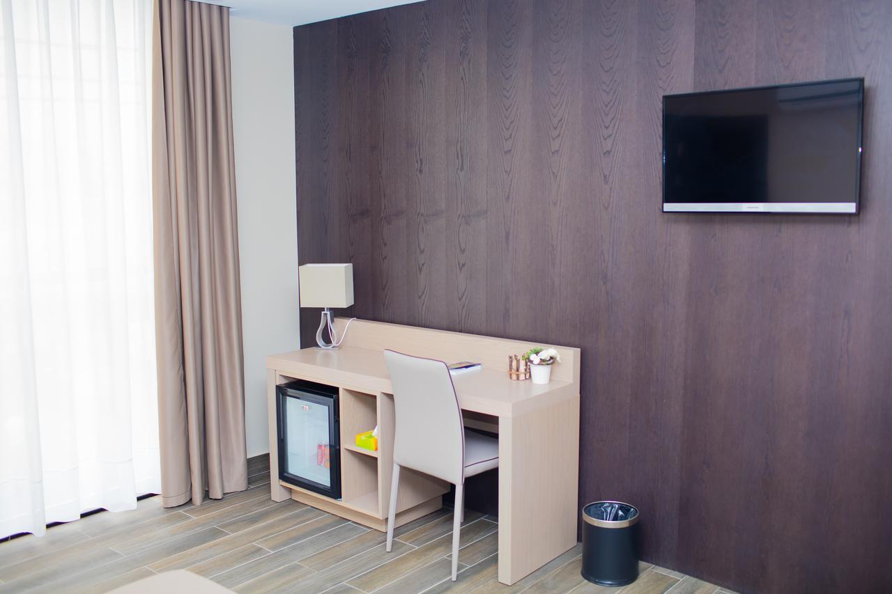 Fly Hotel Либревил Екстериор снимка