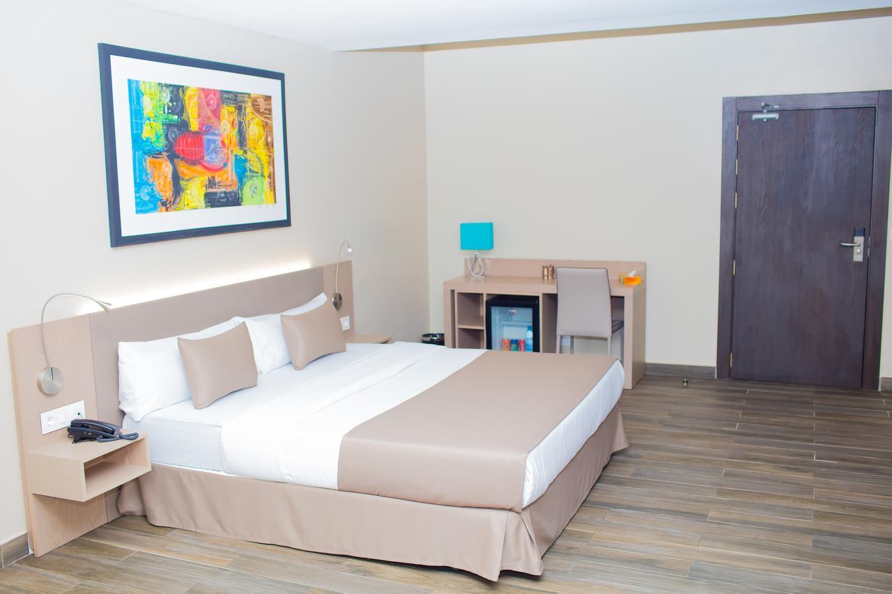 Fly Hotel Либревил Екстериор снимка