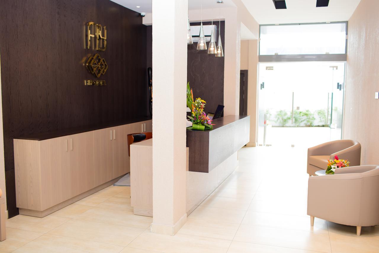 Fly Hotel Либревил Екстериор снимка