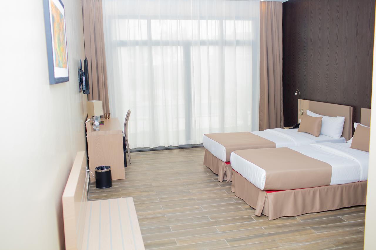 Fly Hotel Либревил Екстериор снимка