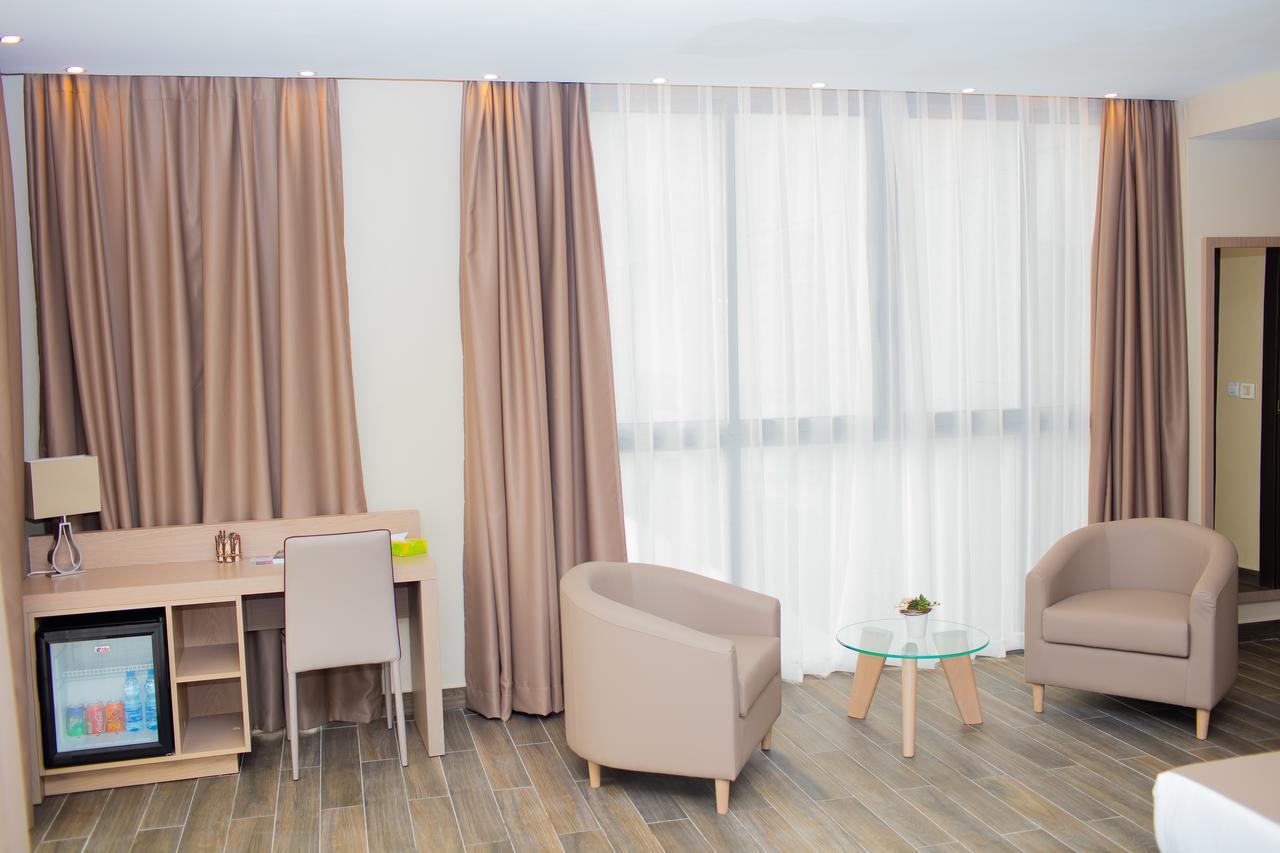Fly Hotel Либревил Екстериор снимка