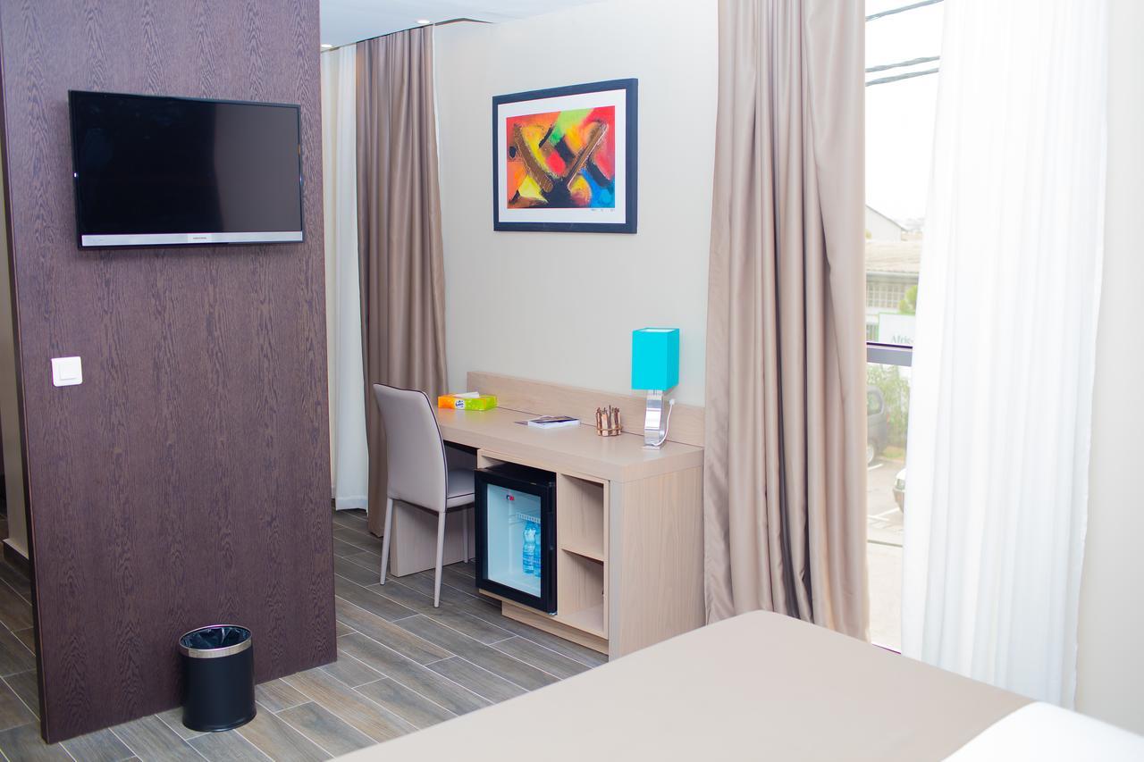 Fly Hotel Либревил Екстериор снимка