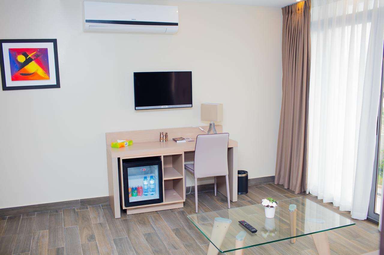 Fly Hotel Либревил Екстериор снимка