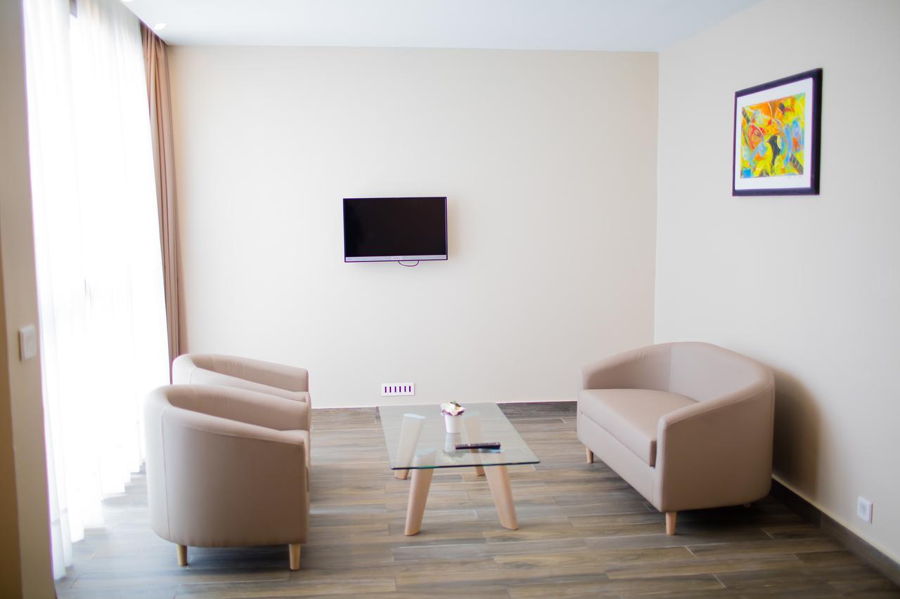 Fly Hotel Либревил Екстериор снимка